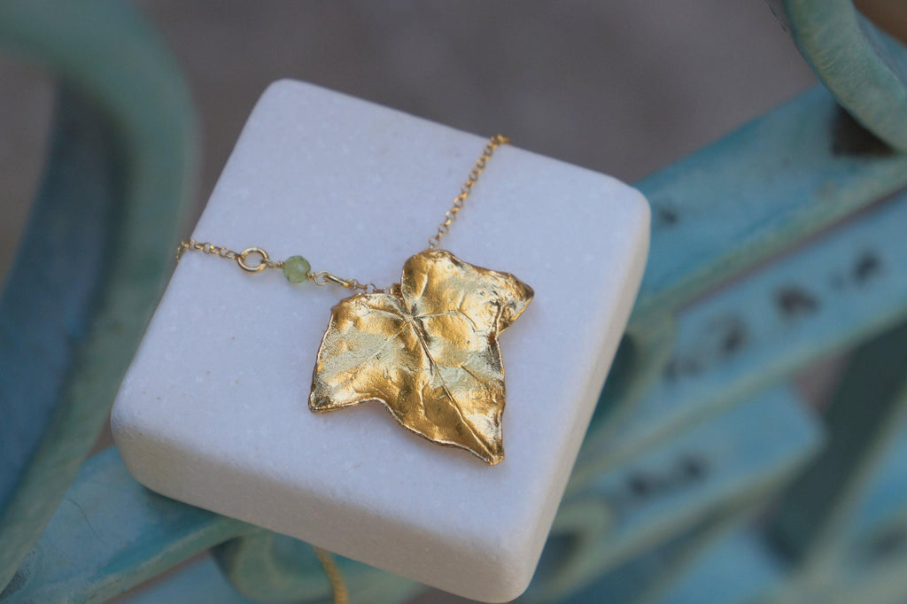 Ivy Leaf Pendant Necklace: Sustainable Jewelry (Gold-Plated Silver, Peridot)