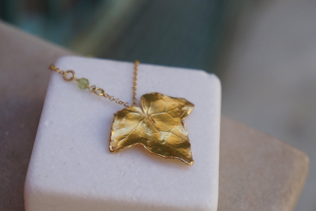 Ivy Leaf Pendant Necklace: Sustainable Jewelry (Gold-Plated Silver, Peridot)