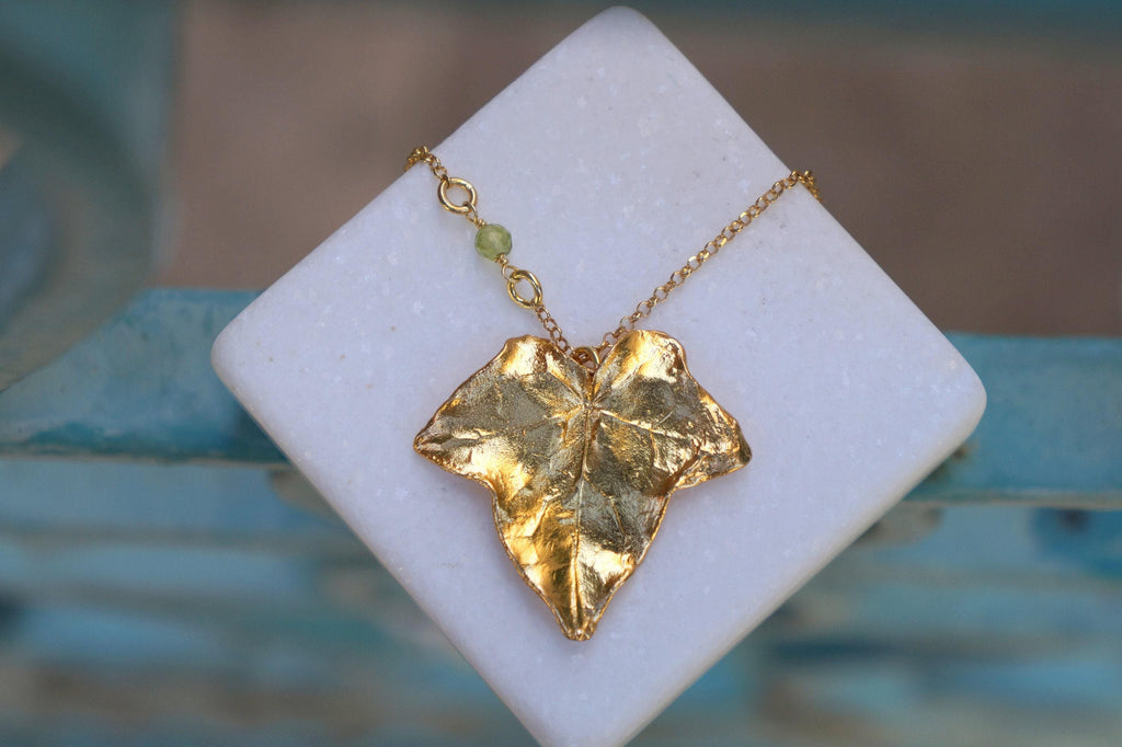 Ivy Leaf Pendant Necklace: Sustainable Jewelry (Gold-Plated Silver, Peridot)
